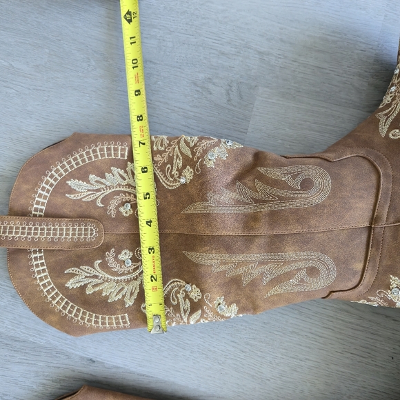 Embroidered Tan Western Cowboy Boots - Picture 8 of 15